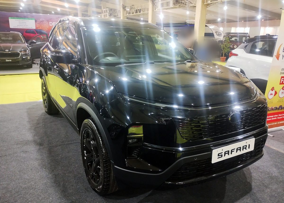 Tata Safari in black at an auto show, front three-quarter view