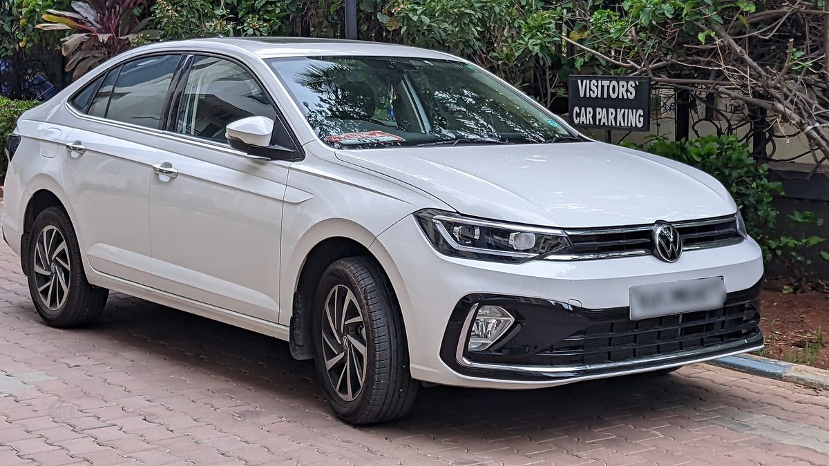 Volkswagen Virtus Topline in white, front three-quarter view